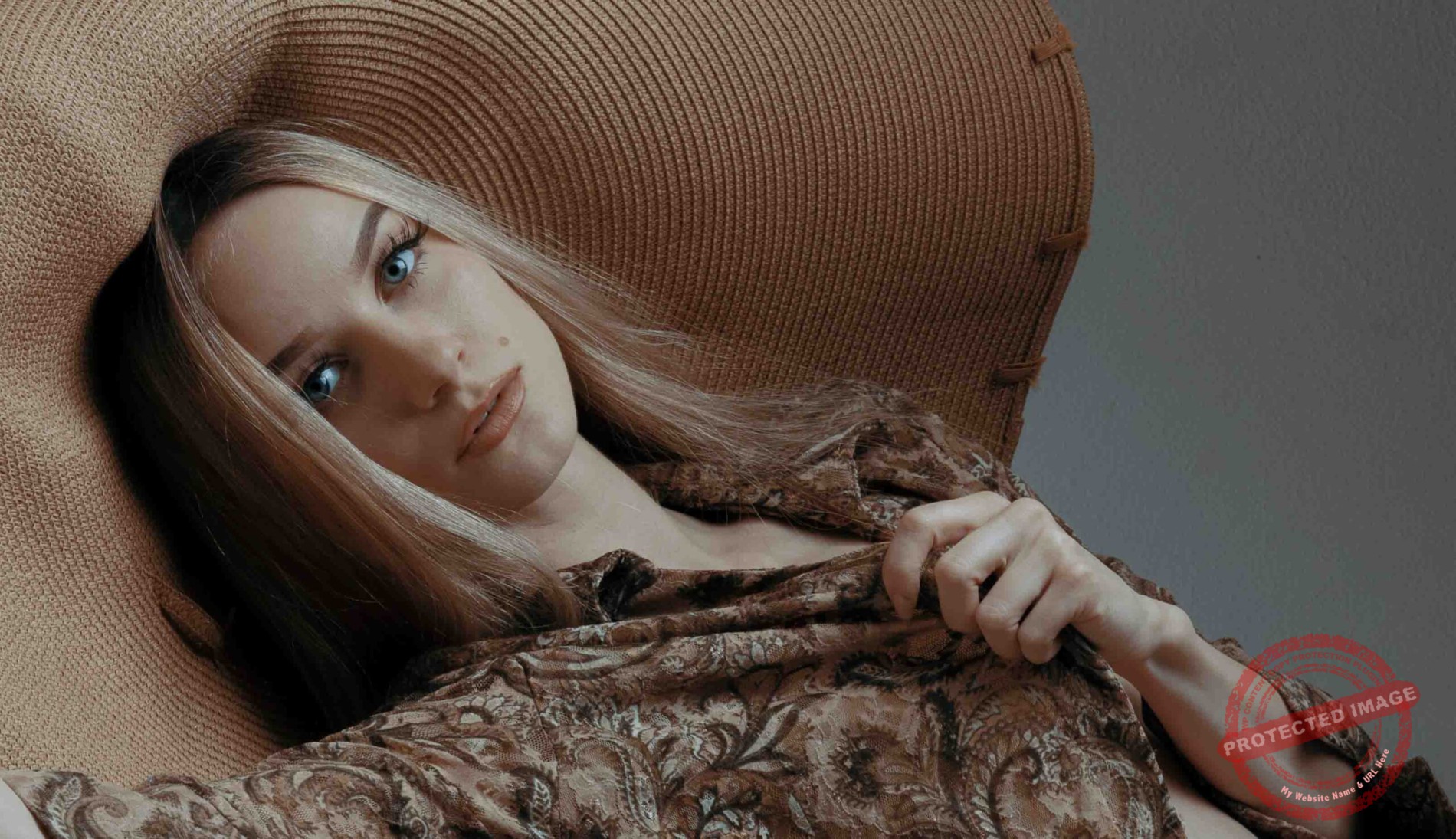Back in the day, at Voxbox Studio in the DMV, I had the pleasure of working with Roxy Shaw, a stunning Glamour and Artistic Nude model